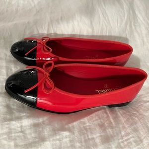 Red and black patent Chanel flats. Size 38.5 (8 US)